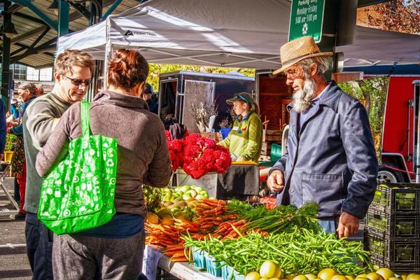 amish-man-selling-vegetables-at-farmers-market